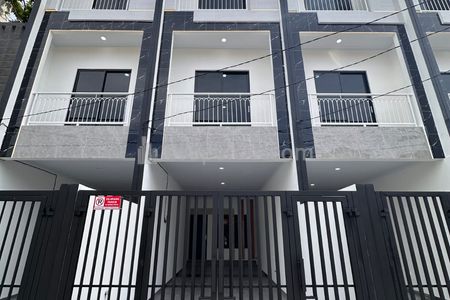 Dijual Rumah Baru 3 Lantai, Kondisi Siap Huni - Lokasi di Area Sangat Strategis Tanjung Duren Jakarta Barat