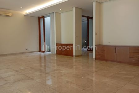 Disewakan Rumah 2 Lantai dengan Private Pool, Area Kemang, Jakarta Selatan - 5BR