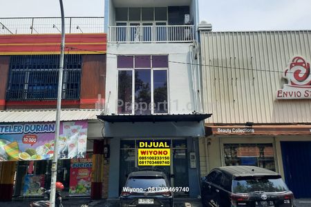 Jual Ruko Dekat Transmart Rungkut Surabaya Timur di Jalan Kembar Rungkut Asri Utara, Lahan Parkir Memadai