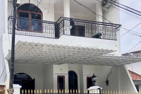 Sewa Rumah Siap Huni 4 BR ada 6 AC Akses Dua Mobil, Boleh Buat Kantor di Bendungan Hilir, Dekat Sudirman, Thamrin, DPR MPR, Tanah Abang, Jakarta Pusat