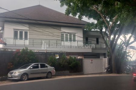 Dijual Jarang Ada Rumah Mewah Ada Kolam Renang Lokasi Strategis di Main Road Setiabudi Lembang