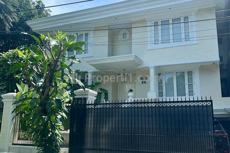 Disewakan Rumah Mewah 4BR Furnished, dengan Private Pool - Lokasi di Pondok Indah, Jakarta Selatan