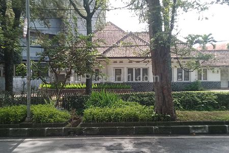 Jual Rumah Belanda Hitung Tanah Luas 1268 m2 SHM Muka 30 Meter Halaman Luas untuk Guest House Home Stay Resto Cafe di Sayap Jalan Pasteur Bandung