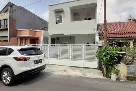 Sewa Rumah 3 Lantai di Komplek MPR Cipete, 750 Meter ke Jalan Raya Antasari, Siap Huni, Bisa untuk Tinggal/kantor