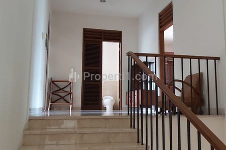 Disewakan Rumah Hunian 2 Lantai dengan Private Pool, 4BR Lokasi Strategis di Area Kemang - Jakarta Selatan