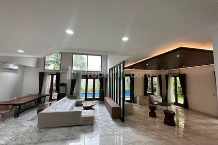 Disewakan Rumah Tropis Kontemporer, Mega Kuningan, Jakarta Selatan