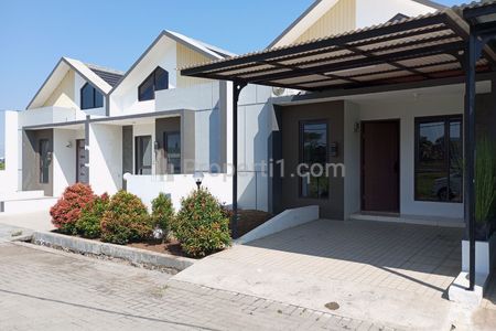 Tampak Jalan lebar di depan rumah