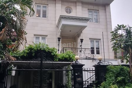 Dijual Rumah Mewah 4BR, Lokasi Tenang Dekat Taman di Pondok Indah, Jakarta Selatan