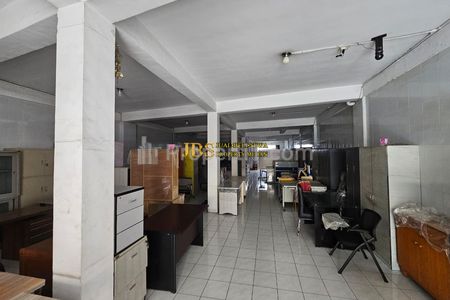Disewakan Ruko Lokasi Strategis di Jalan S. Parman (Daerah Petisah) - Medan