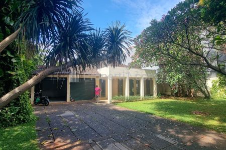 Dijual Rumah 4BR LT 1500m2, dengan Pool dan Garden - Lokasi Pinggir Jalan, Kemang Jakarta Selatan