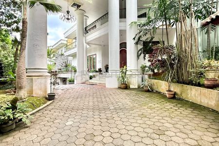 Jual Rumah di Bukit Golf Pondok Indah, Jakarta Selatan - Luas Tanah 1385m2, Garasi 10 Mobil & Carport 8 Mobil