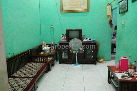 Jual Nego Rumah 2 Lantai Siap Huni Tipe 3 BR Luas 81 m2, Ada Garasi, Akses Satu Mobil di Cipayung, Dekat Stasiun Depok Lama, Jakarta Timur