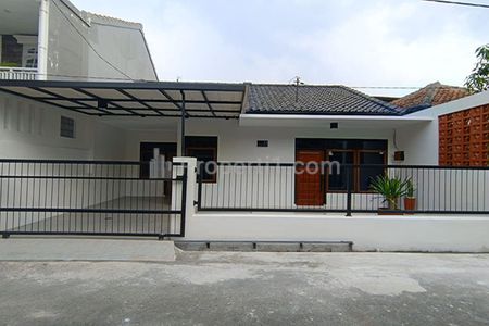 Jual Rumah Modern Classic 3 Kamar Tidur 2 Kamar Mandi Carport Semi Furnished Bersih Terawat di Sayap Jl. Soekarno Hatta Bandung