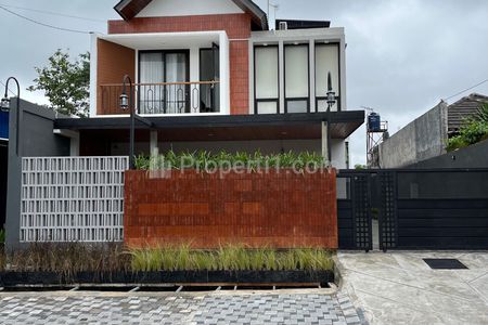 Dijual Rumah Induk dan 3 Villa Modern Kolam Renang Full Furnish di Jl. Palagan Km 5 Yogyakarta Dekat HYATT, UGM, JCM