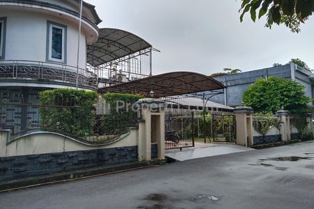 Disewakan Rumah Lengkap dengan Perabot, Kolam Renang Privat di Sungai Raya Dalam Kota Pontianak, Lokasi Sangat Strategis, Komplek Security