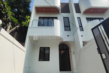 Dijual Rumah Modern 2 Lantai Semi Furnished di Kav. DKI Meruya Utara, Jakarta Barat