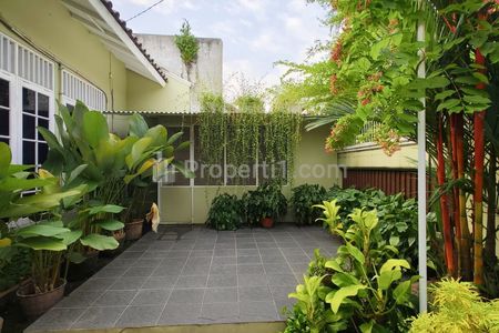 Jual Rumah Asri Siap Huni di Kebon Jeruk Jakarta Barat - Strategis, Halaman Luas