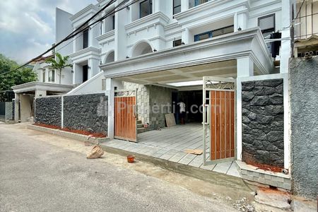 Jual Rumah Baru di Cilandak, Jakarta Selatan Dekat Toll TB Simatupang - Ada Kolam Renang, Rooftop, Garasi 4 Mobil & Carport 2 Mobil