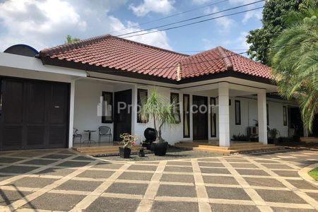 Dijual Rumah Bagus Halaman Luas di Jl. Salam, Kebon Jeruk, Jakarta Barat