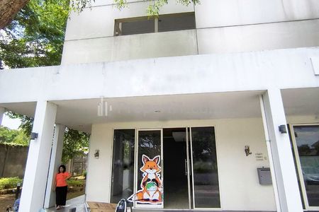 Disewakan Ruko 1 Lantai Graha Natura Parkir Nyaman, Jalan Utama Komplek Perumahan Elite, Surabaya Barat