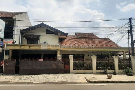 Sewa Rumah dengan Paviliun 9 Kamar Tidur 2 Kamar Mandi Garasi dan Carport Dekat Gedung Sate dan Riau Martadinata di Sayap Jl. Supratman Bandung
