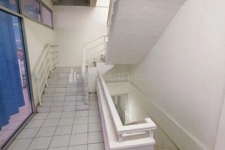 Disewakan Ruko 4 Lantai, ex restoran di Jalan panjang Green Garden jakarta Barat