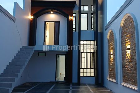 Dijual Rumah Mewah 2.5 Lantai di Mampang Depok