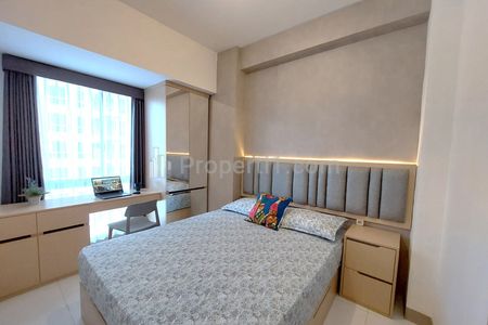 Kamar Utama_ Spring Bed, Divan brlaci, Lemari pakaian bercermin, Lemari samping tempat tidur, meja dan lemari penyimpanan berlaci