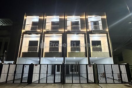Jual Cepat Rumah Baru 3 Lantai Semi Furnished di Tanjung Duren Jakarta Barat, Lokasi Strategis, Bebas Banjir, Butuh Uang Buruaaan