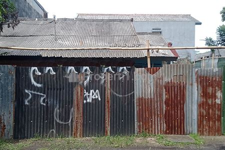 Jual Rumah Tua Hitung Tanah 199 m2 SHM Akses Mobil Dua Arah Lingkungan Asri Tenang Nyaman dan Aman di Antapani Bandung