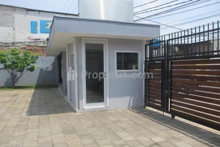 Dijual Gedung 4 Lantai Area Tanjung Barat, Pasar Minggu, Jakarta Selatan