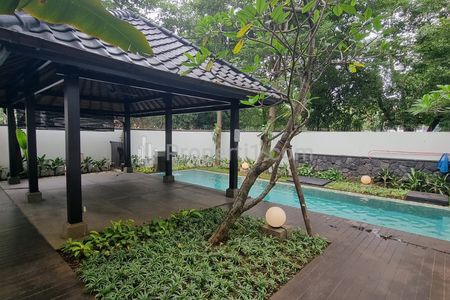 Sewa Rumah di Pejaten Barat, Jakarta Selatan - 5 Kamar Tidur, Ada Kolam Renang & Taman