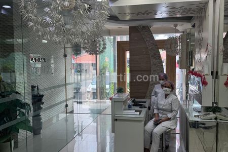 Dijual Ruko 3 Lantai eks salon di Jl. Pos Pengumben, Jakarta Barat - Furnished, interior mewah