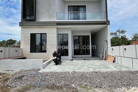 Jual Rumah Baru Modern Minimalis Dalam Cluster Perumahan Seputar Lotte Mart Maguwoharjo Yogyakarta