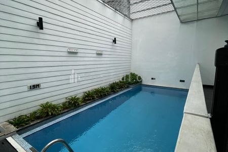 Sewa Rumah Modern 2 Lantai 4+1 Kamar Tidur, Lokasi Strategis di Senopati Jakarta Selatan