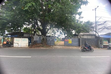 Terletak di jalan raya