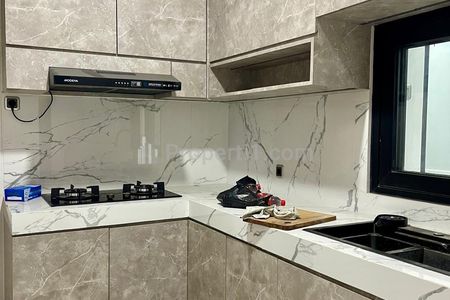 Disewakan Rumah 3 Lantai Baru, Permata Regency Seberang Hutan Kota Srengseng, Jakarta Barat