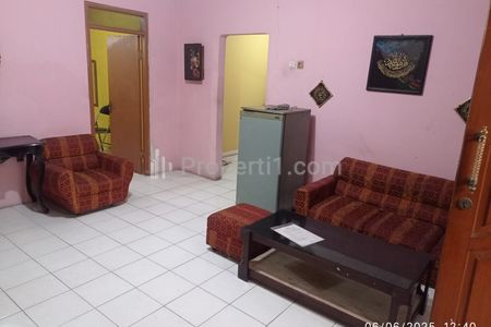 Dijual Rumah Tua Hitung Tanah Seberang Kampus Mercubuana, Jakarta Barat - Cocok untuk Rumah Kost