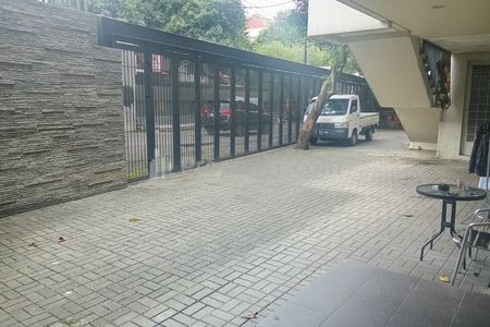 Disewakan Office atau Klinik dengan Area Parkir yang Luas Lokasi Strategis di Kebayoran Baru, Jakarta Selatan