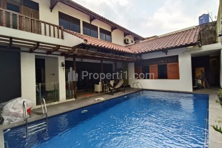 Disewakan Rumah dengan 4 KT dan Pool, di lokasi Premium Kebayoran Baru, Jakarta Selatan