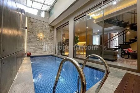 Jual Rumah CANTIK 3 LANTAI Plus Jacuzzi / Kolam Renang di Cigadung Sayap Dago Bandung Utara MURAH