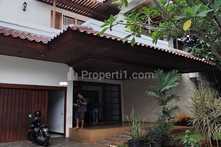 Sewa Rumah di Pondok Indah, Jakarta Selatan - Ada Kolam Renang, Halaman Depan & Belakang