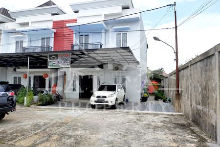 Sewa Rumah 2 Lantai Posisi Hook Siap Huni Bebas Banjir di Jalan Sungai Raya Dalam, Pontianak