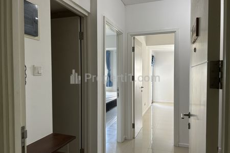 Pintu masuk mengarah ke dapur dan kamar