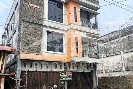 Sewa Murah Ruko Gandeng 3 Lantai SHM Dekat Sekolah dan Kantor di Jalan RE Martadinata, Pontianak Barat