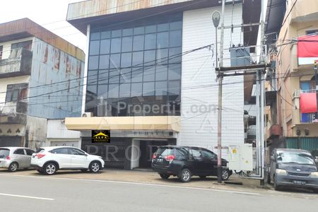 Sewa Ruko Gandeng 3 Lantai Halaman Luas Cocok Bikin Usaha Depo Bangunan di Jalan IR Juanda, Pontianak