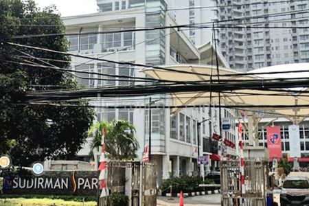 Jual Murah Apartemen Sudirman Park Tipe 2BR, Balkon, Tower A Lantai 46 Full Furnished, View Kolam Renang, Lokasi di Jakarta Pusat, Luas 52m2