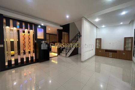 Dijual Rumah 2,5 Tingkat di Komplek Cemara Asri - Medan Jalan Azalea 1
