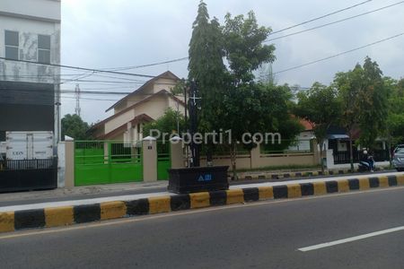 Tampak depan rumah dari seberang jalan raya