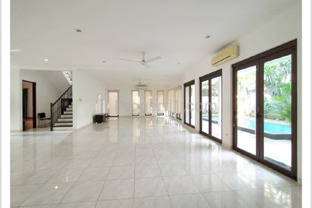 Jual Rumah Mewah Kawasan Exclusive Kemang Jakarta Selatan Type 6+2 BR Semi Furnished